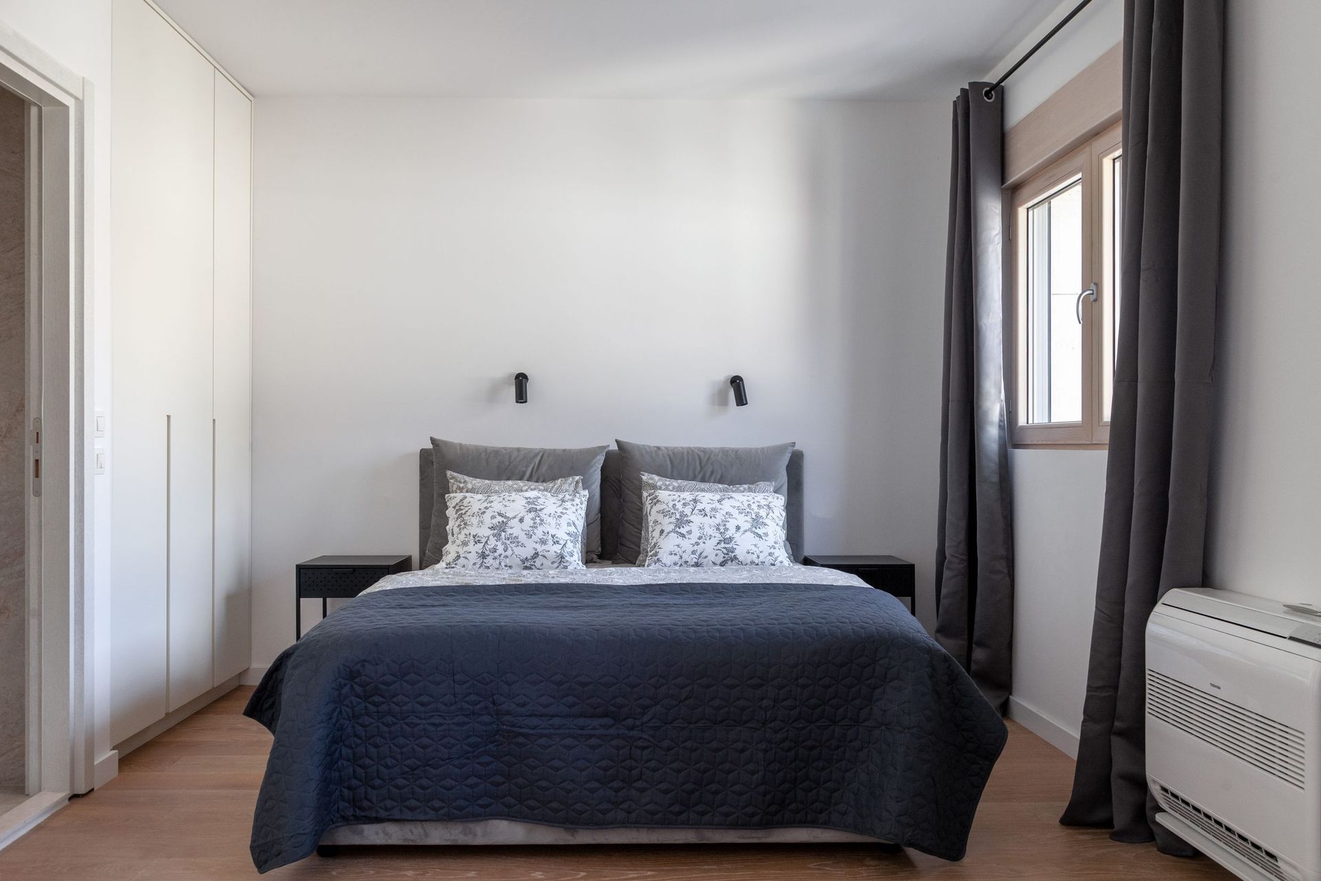 Modernes Schlafzimmer mit Doppelbett und Einbauschrank in einer Wohnung in Kotor, Montenegro.