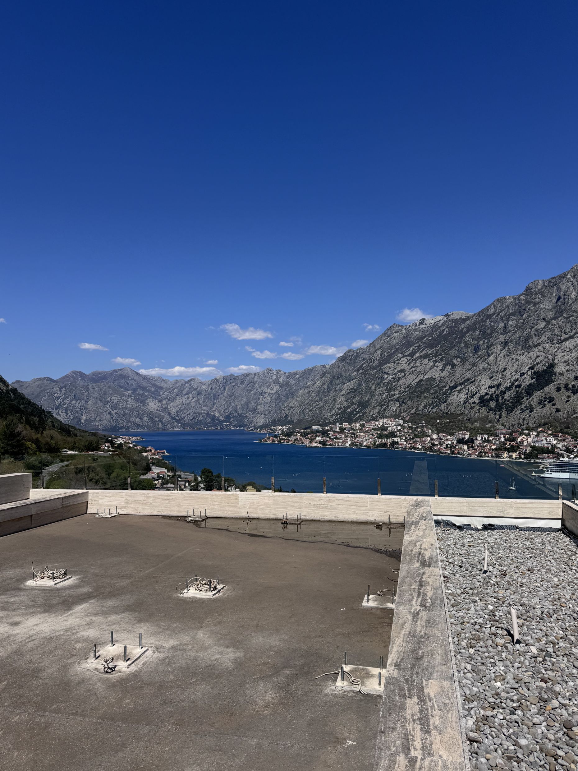 Panoramski pogled na Bokokotorski zaliv i planine sa terase objekta u izgradnji u Kotoru, Crna Gora.