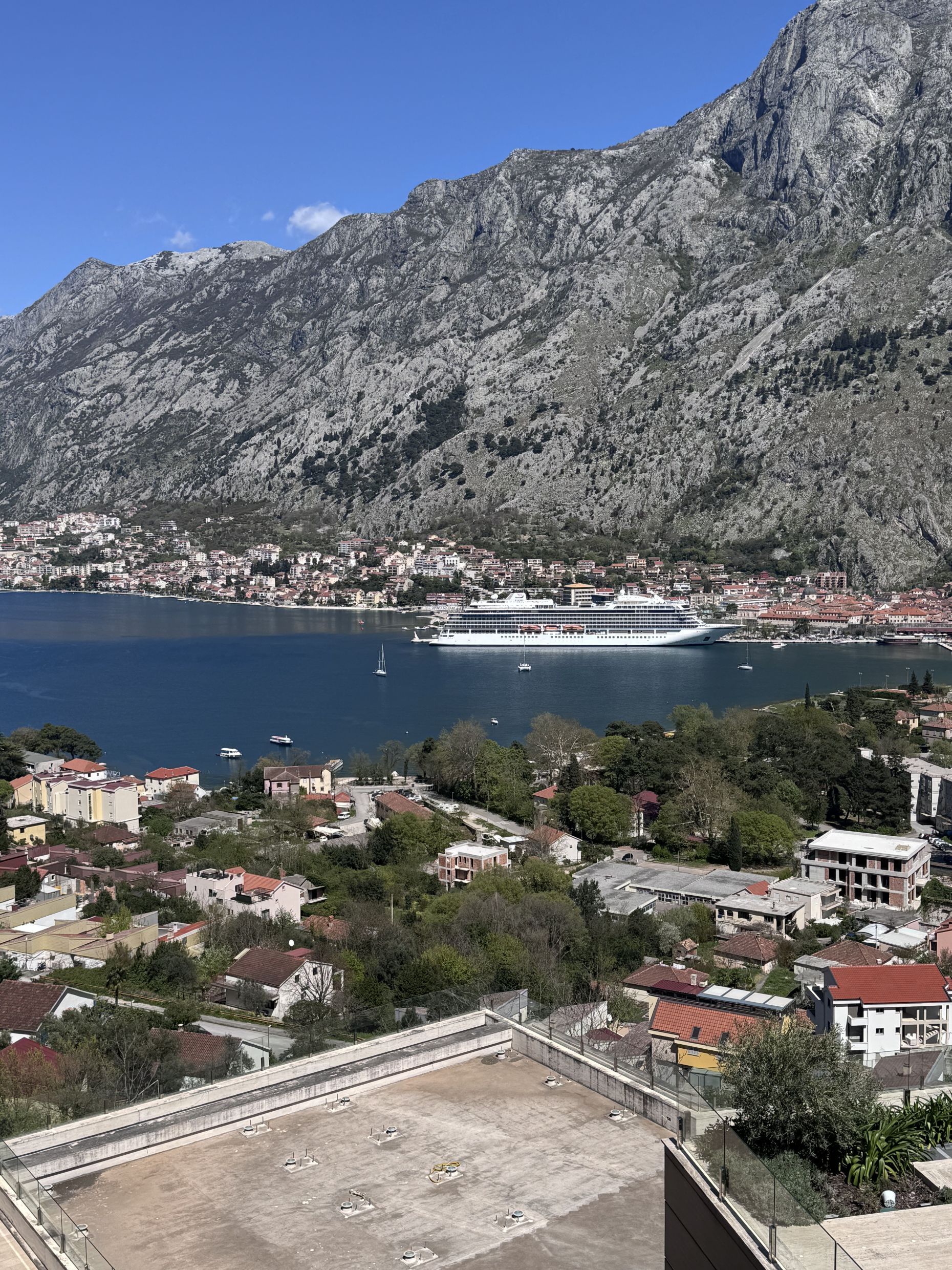 Panoramski pogled na Bokokotorski zaliv, kruzer i planine iz stana u Kotoru, Crna Gora.