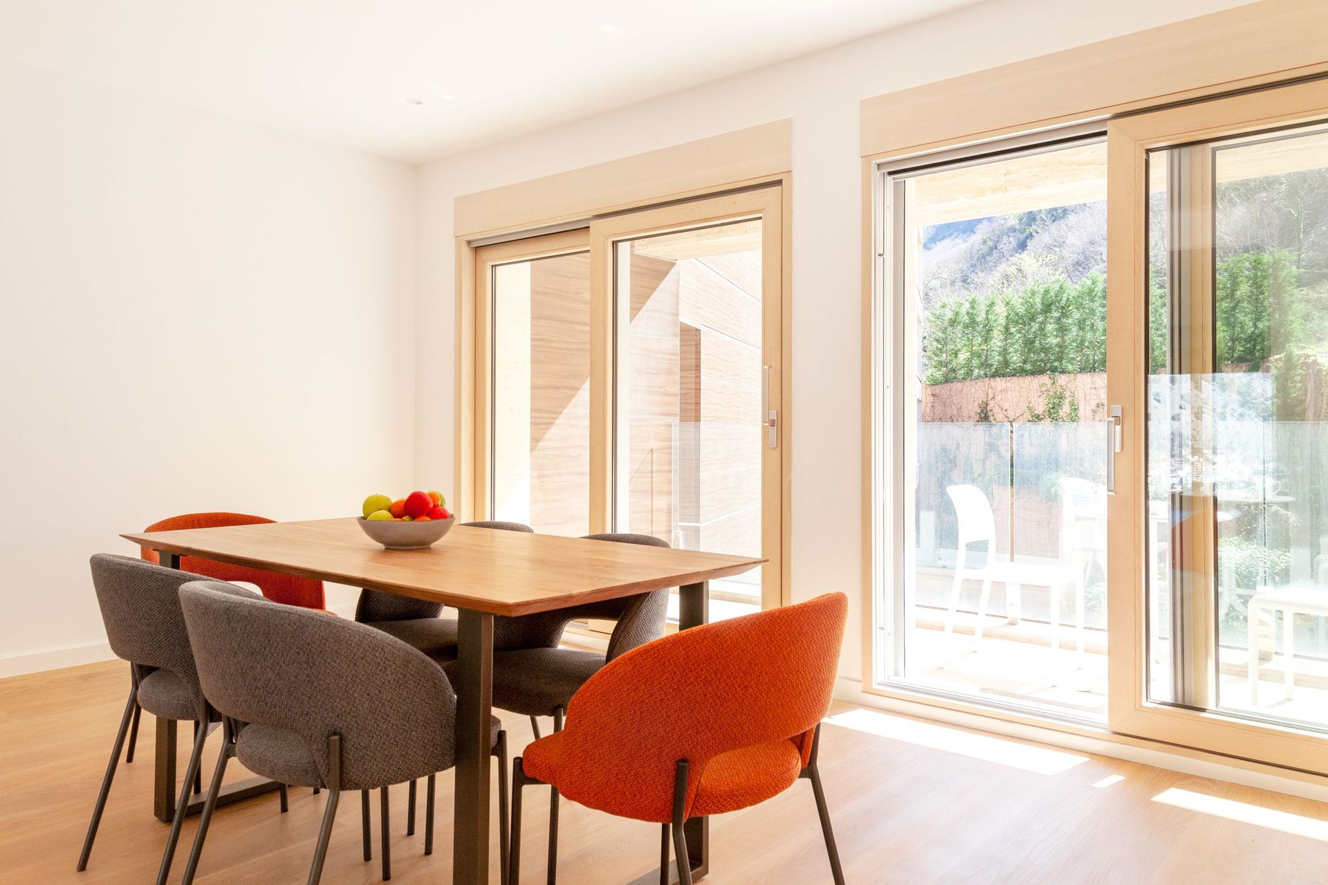 Modernes Wohnzimmer mit Essbereich und Panoramafenstern in einer Wohnung in Kotor, Montenegro.