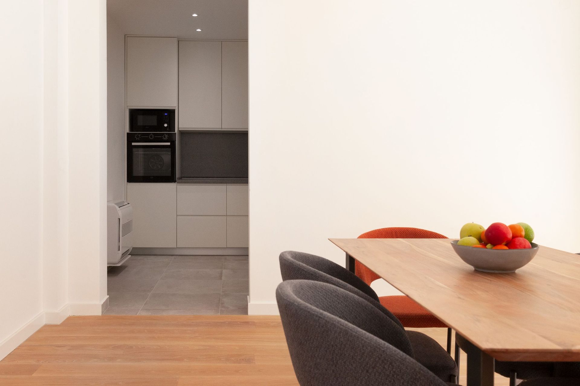 Modernes Wohnzimmer mit Essbereich und Einbauküche in einer Wohnung in Kotor, Montenegro.