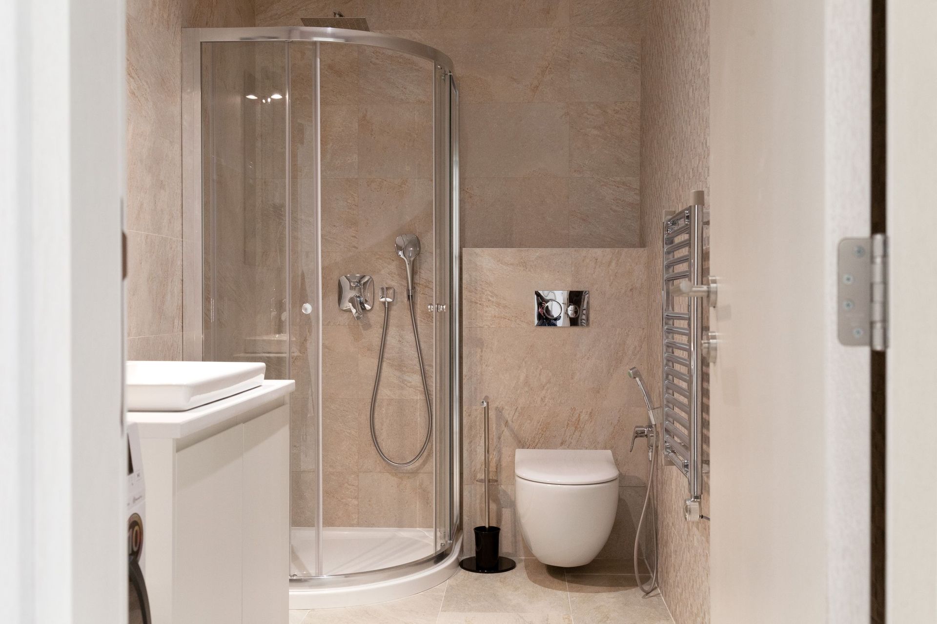 Modernes Badezimmer mit Duschkabine und hängendem WC in einer Wohnung, Kotor, Montenegro.