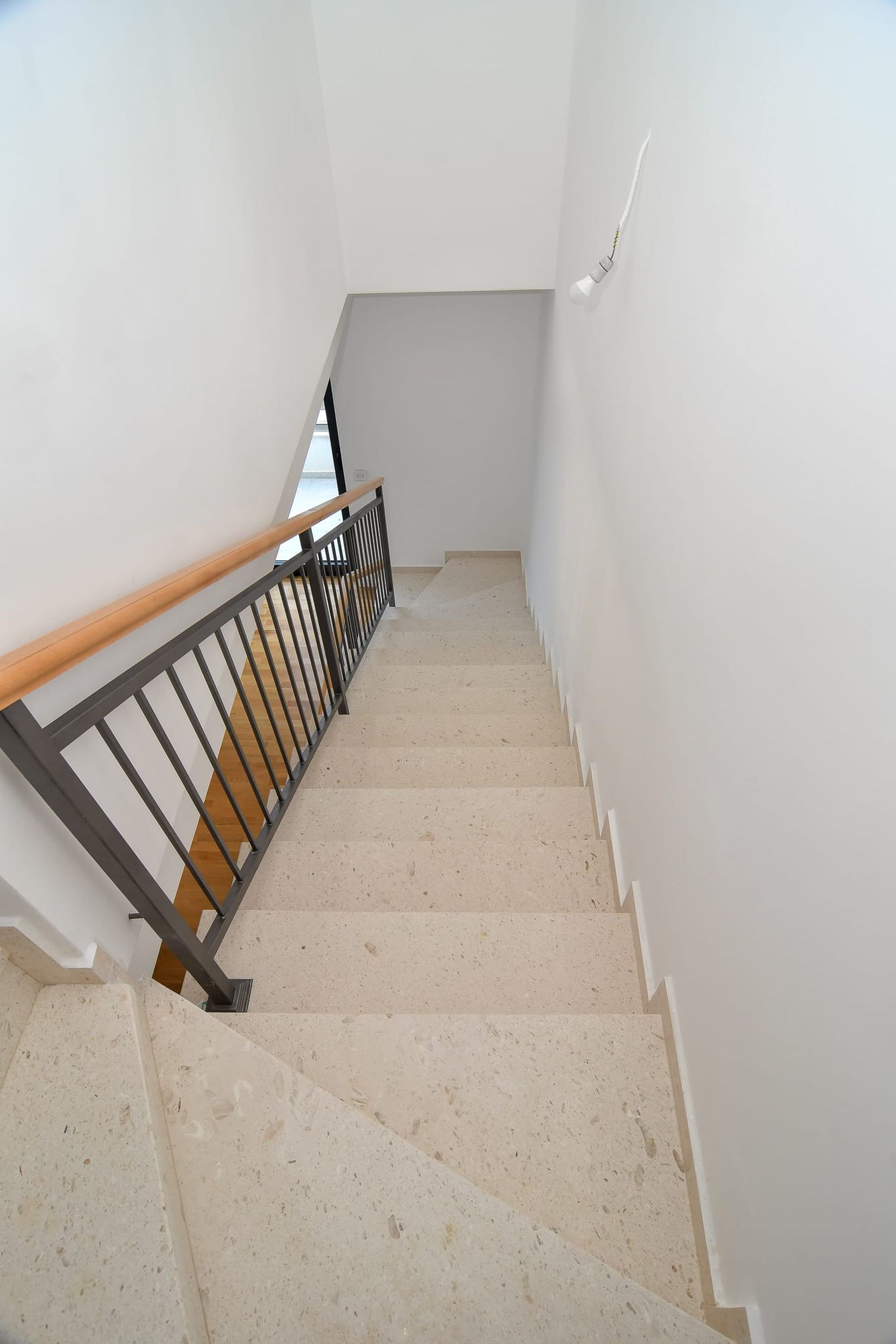 Treppe mit Steinstufen und Metallgeländer in einer modernen Villa in Budva, Montenegro.