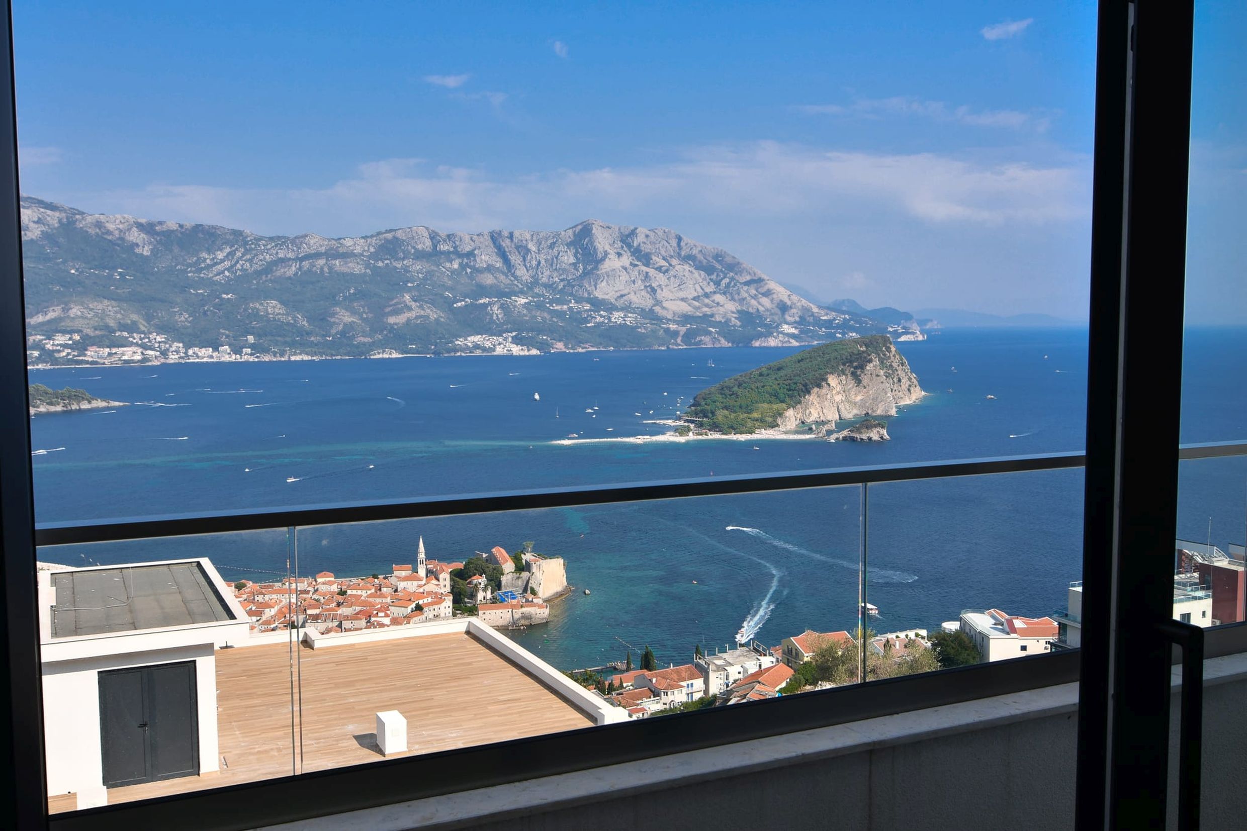Panoramablick vom Balkon der Villa in Budva, Montenegro: Meer, die Insel Sveti Nikola und die Altstadt von oben.