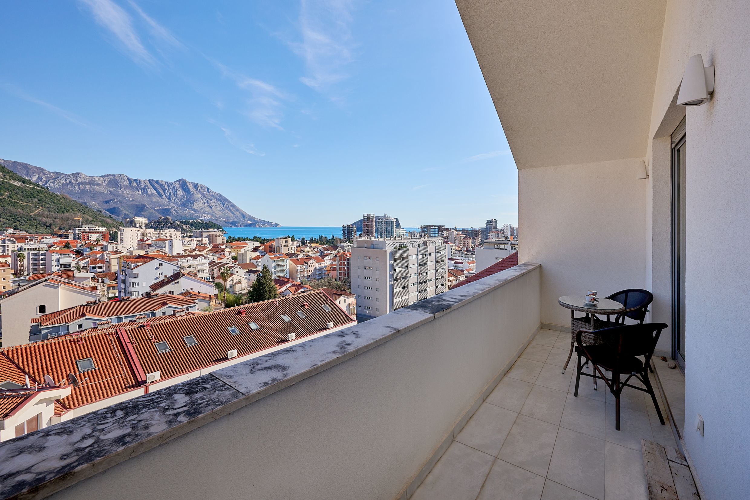 Balkon sa nameštajem i panoramskim pogledom na more, planine i grad Budvu, Crna Gora. Stan br. 2566 sa terasom.