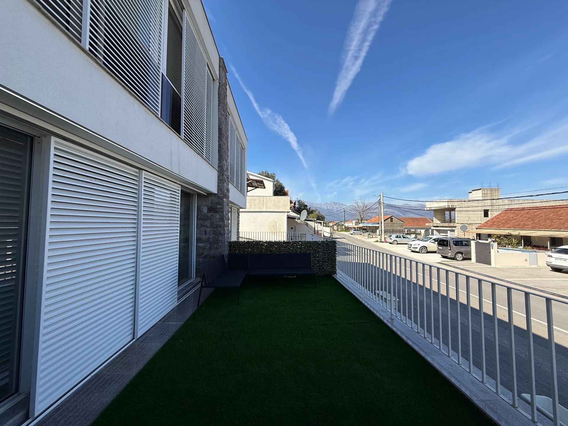 Geniş teraslı Džuraševići'deki townhouse balkonu, suni çim ve mobilyalarla, Luštica, Karadağ