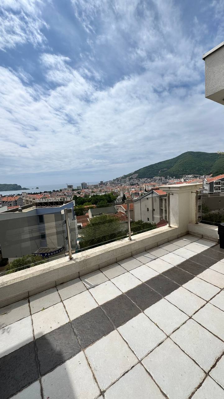 Prostrana terasa s panoramskim pogledom na more i planine u Budvi, Crna Gora. Keramička podna obloga, staklena ograda.