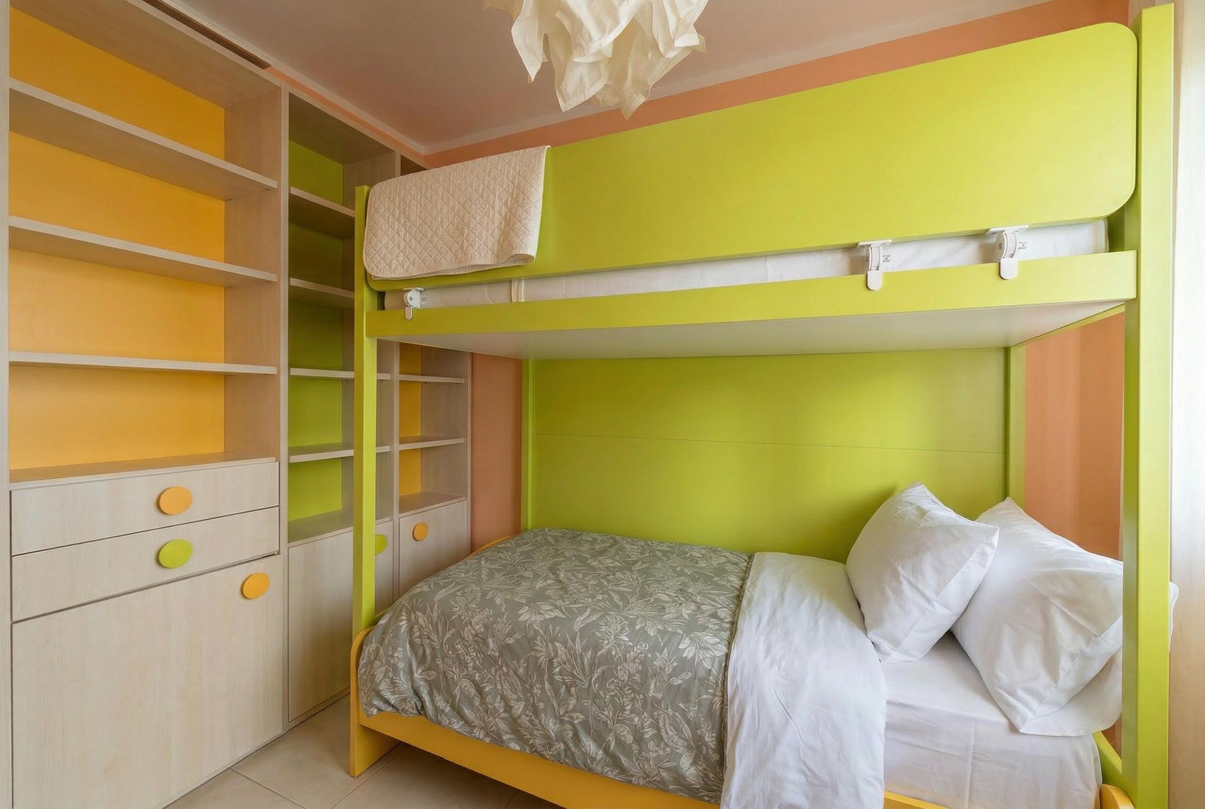 Kinderzimmer mit Etagenbett und eingebautem Regal in einer Wohnung in Bečići, Montenegro.