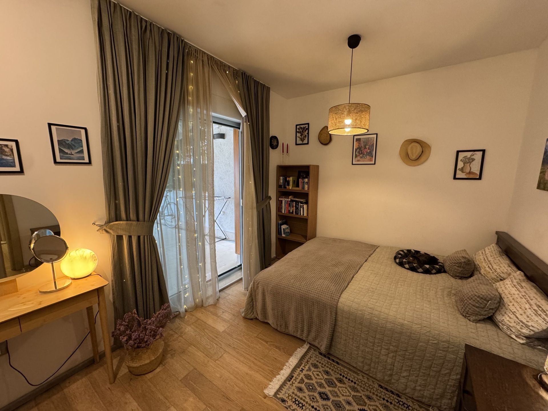 Przytulna sypialnia z łóżkiem dwuosobowym, toaletką i wyjściem na balkon w mieszkaniu, Dobrota, Czarnogóra.