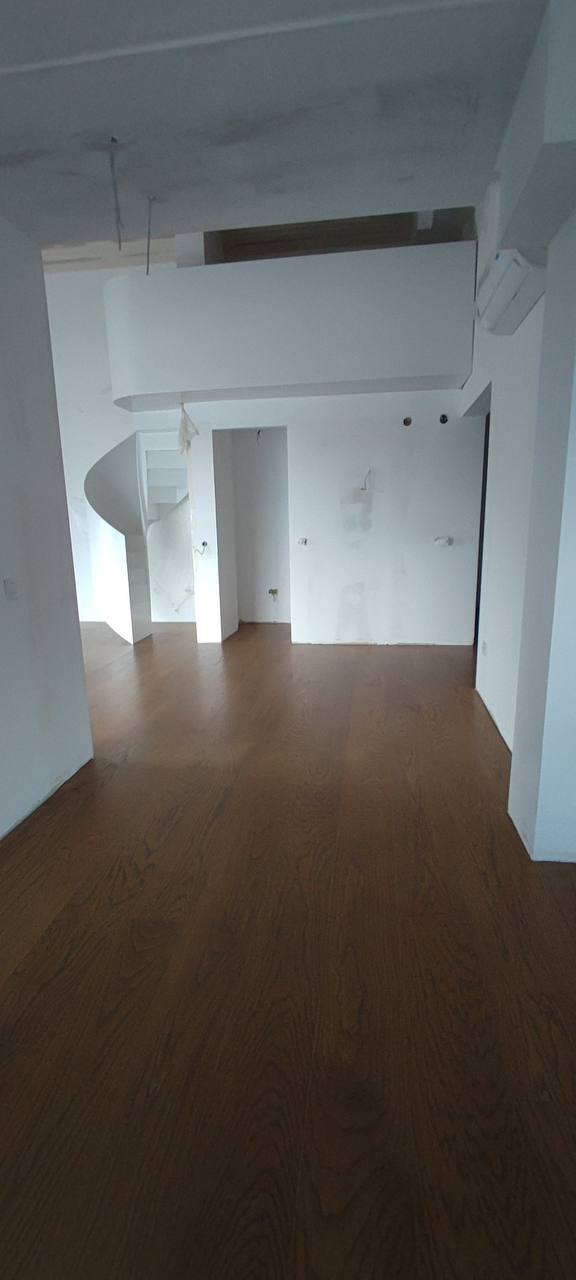 Wohnzimmer in einem Penthouse in Budva, Montenegro: Maisonette-Wohnung mit hochwertiger Ausstattung und Parkettboden.