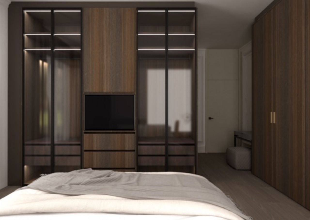 Modernes Schlafzimmer in einem Penthouse in Budva, Montenegro: Einbauschrank mit Beleuchtung und TV-Bereich, hochwertige Ausstattung.