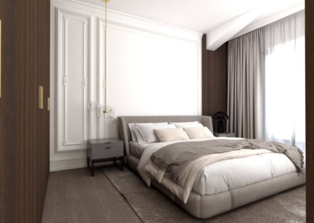 Modernes Schlafzimmer in einem Penthouse in Budva, Montenegro: Doppelbett, Wandleisten und Panoramafenster.