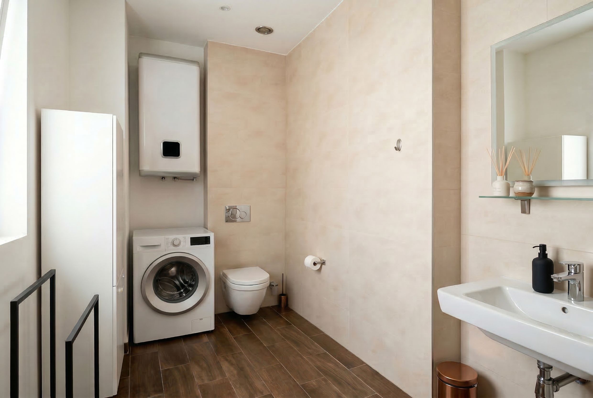 Karadağ, Budva’daki bir dairede modern banyo: şık kaplama, asma klozet, çamaşır makinesi.