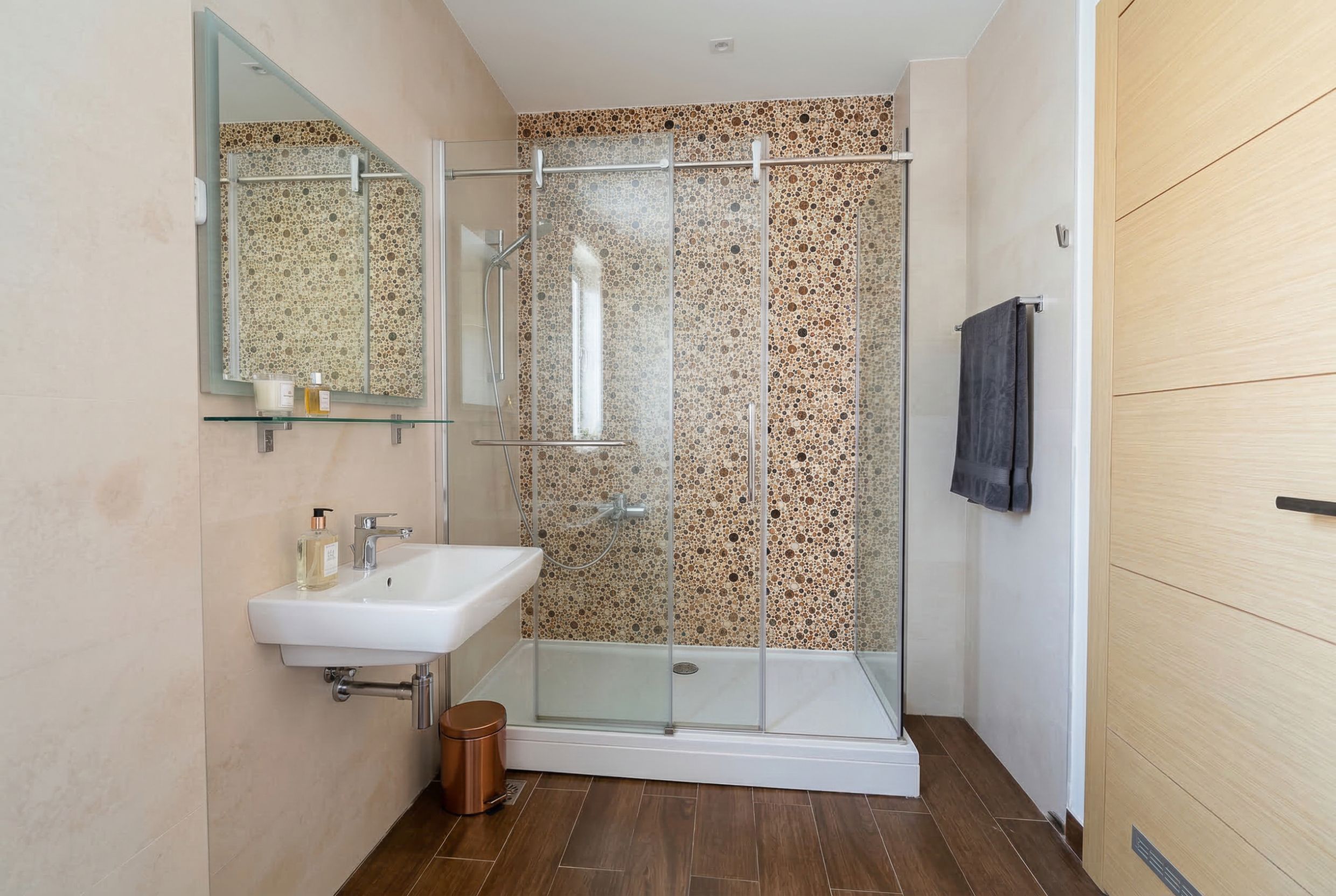 Budva, Karadağ’daki dairede duş kabini ve mozaik fayanslı modern banyo.