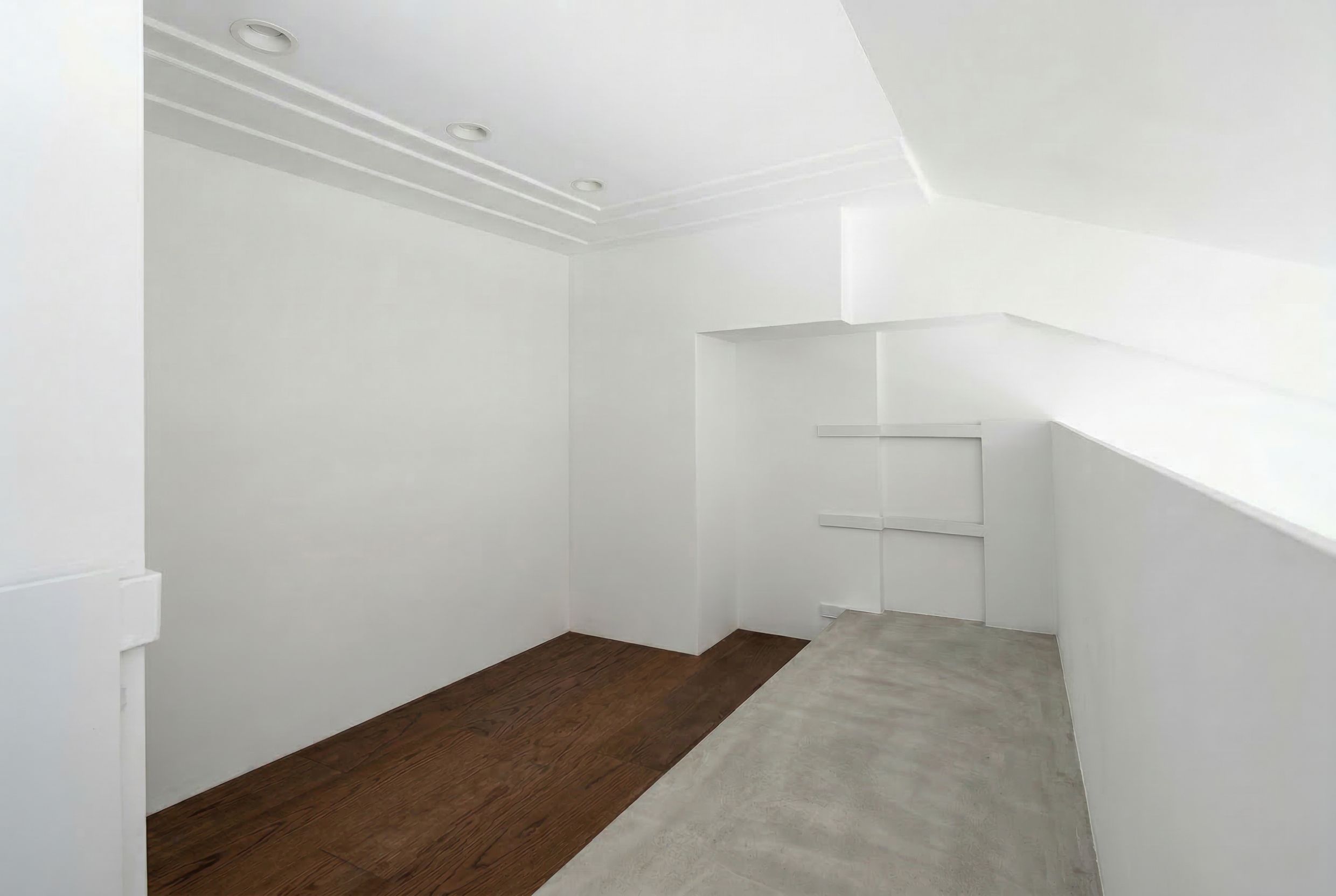 Heller Raum in einem Penthouse in Budva, Montenegro: weiße Wände, kombinierter Boden aus Holz und Beton, Spotbeleuchtung.