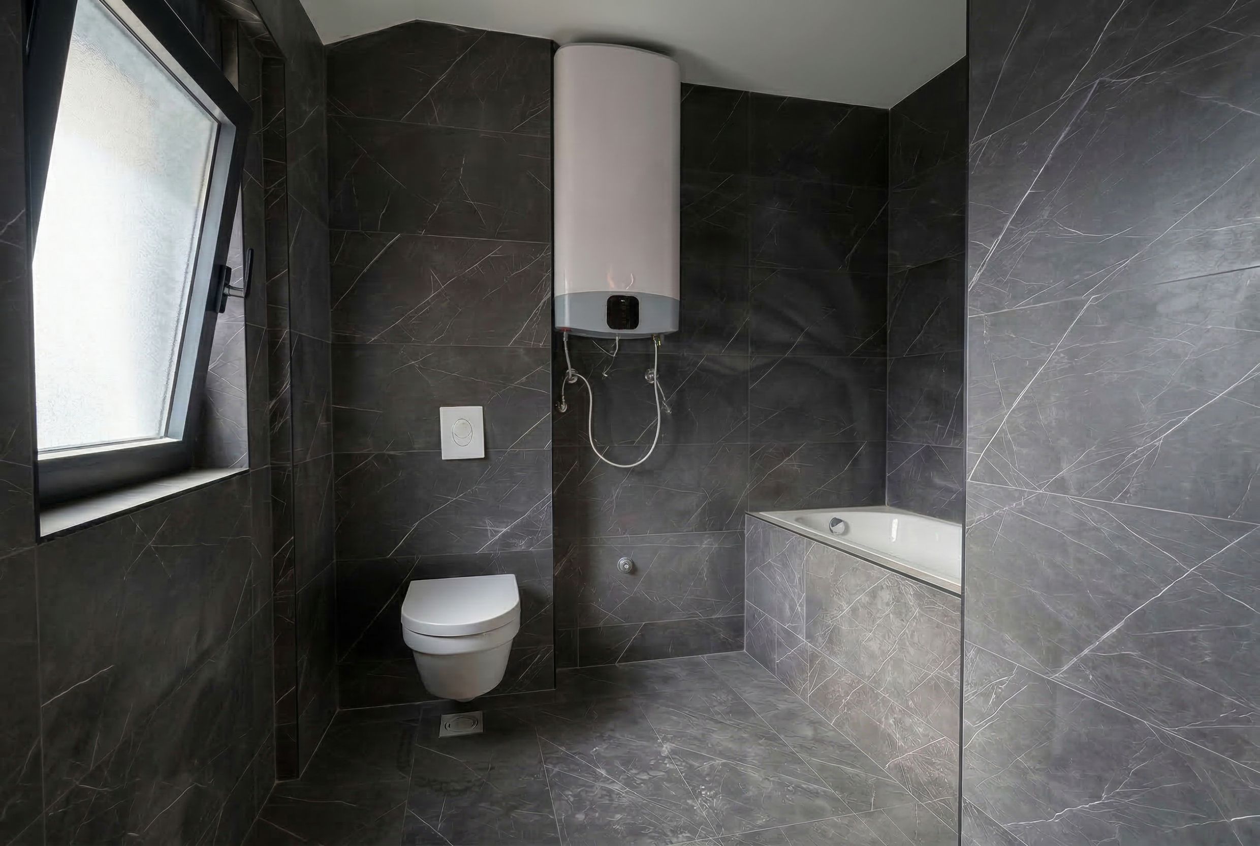 Modernes Badezimmer in einem Penthouse in Budva, Montenegro: Ausstattung mit dunklem Marmor, Badewanne und Boiler.