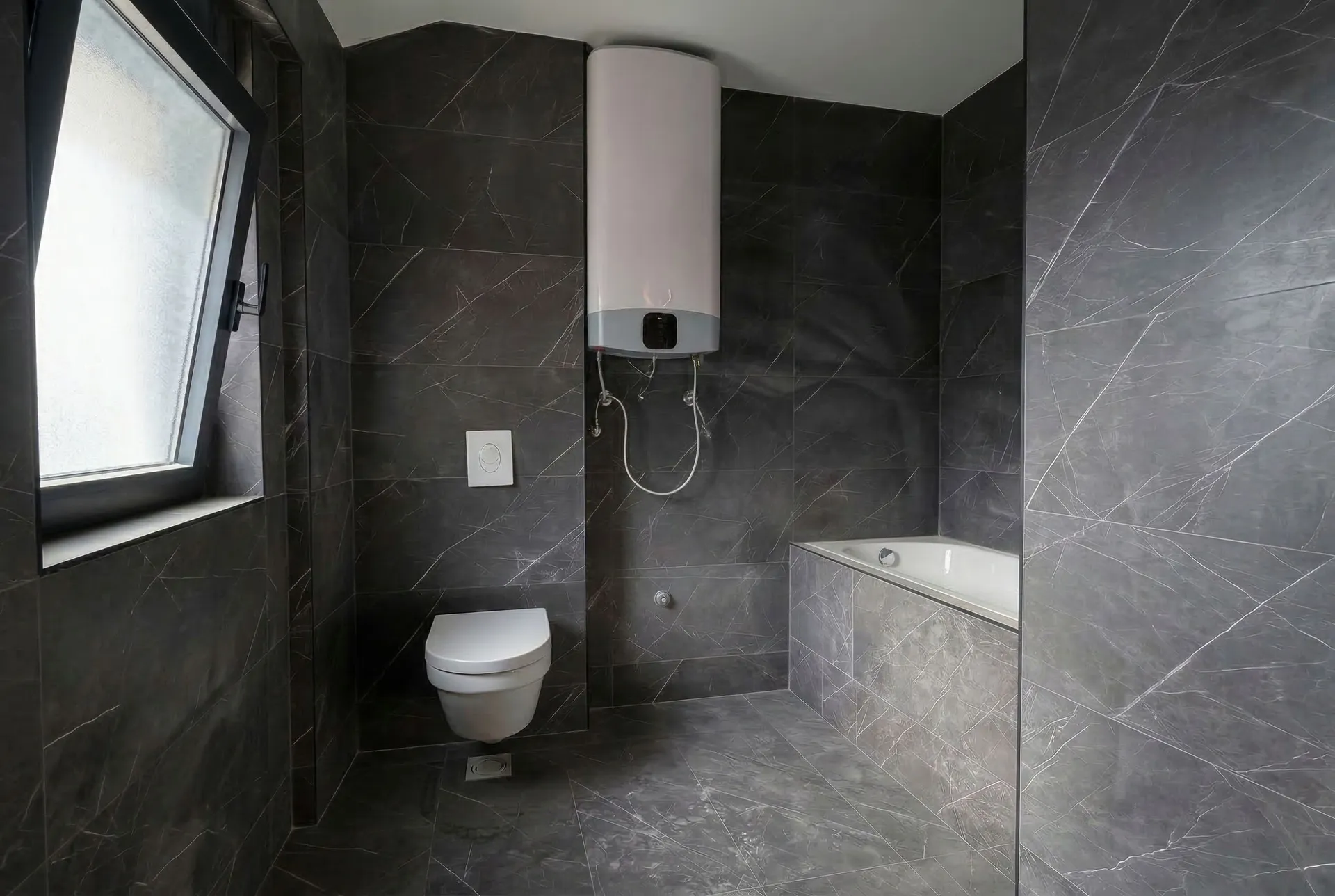 Koyu mermer desenli seramikli, duvara monte tuvaletli, gömme küvetli ve duvar tipi kombili modern banyo.