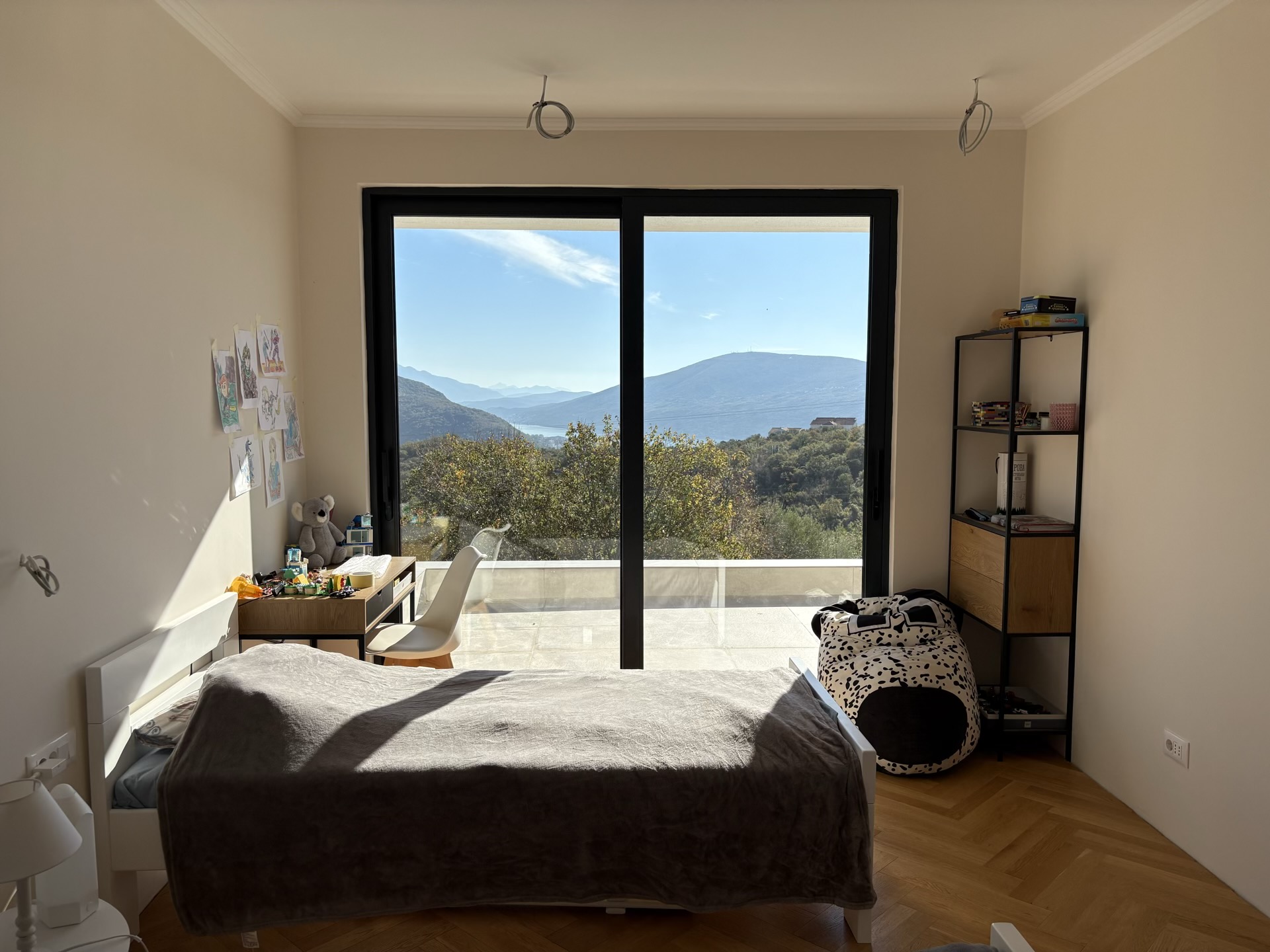 Pokój dziecięcy z panoramicznym widokiem na góry i morze w kompleksie mieszkalnym, Herceg Novi, Czarnogóra.