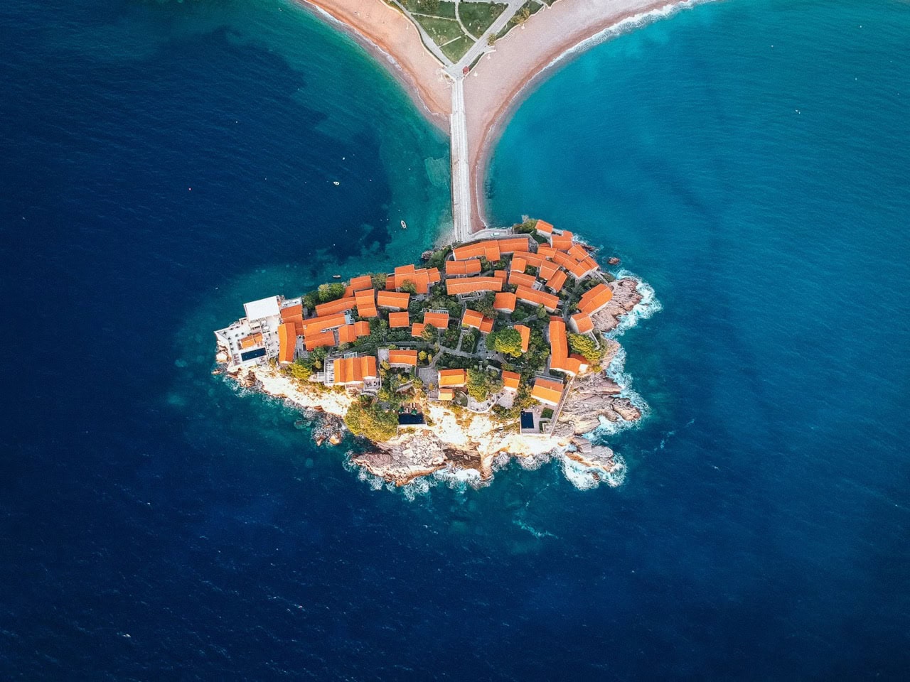 Plaže Crne Gore: ostrvo Sveti Stefan, Crna Gora.Miločer Beach, Queen's Beach (Kraljičina Plaža):
