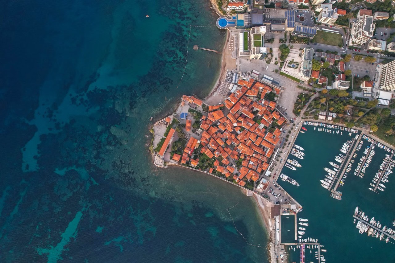 Plaže Crne Gore: Plaža Ričardova Glava, Stari grad, Budva, Crna Gora. 