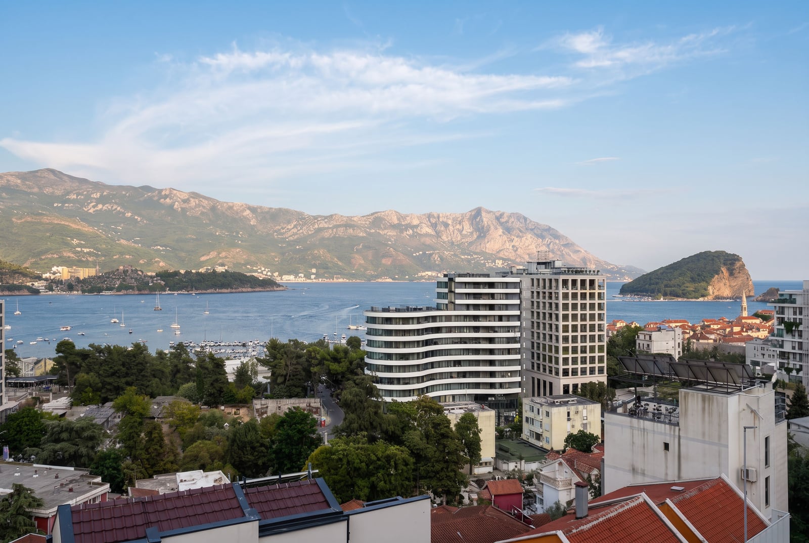 Panoramski pogled na more, marinu i planine sa balkona apartmana u Budvi, Crna Gora