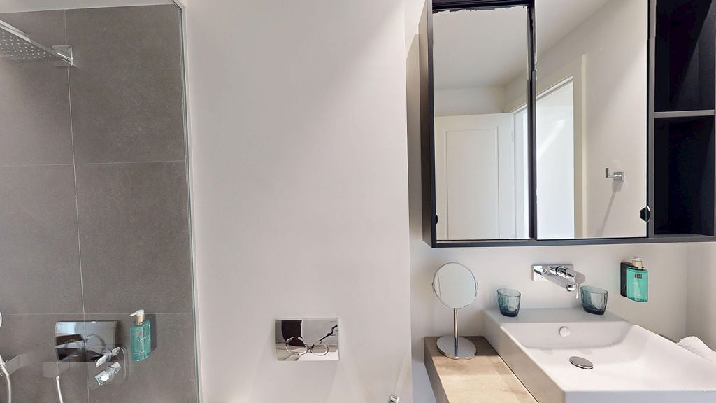 Modern banyo, Luştitsa, Karadağ: gri seramik granit, duşakabin ve şık lavabo.