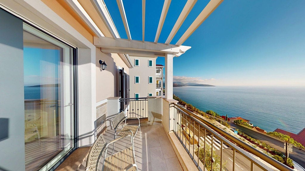 Terrasse mit Pergola und Meerblick in der Wohnanlage Lustica Bay, Montenegro. Möblierter Balkon mit Panoramablick.