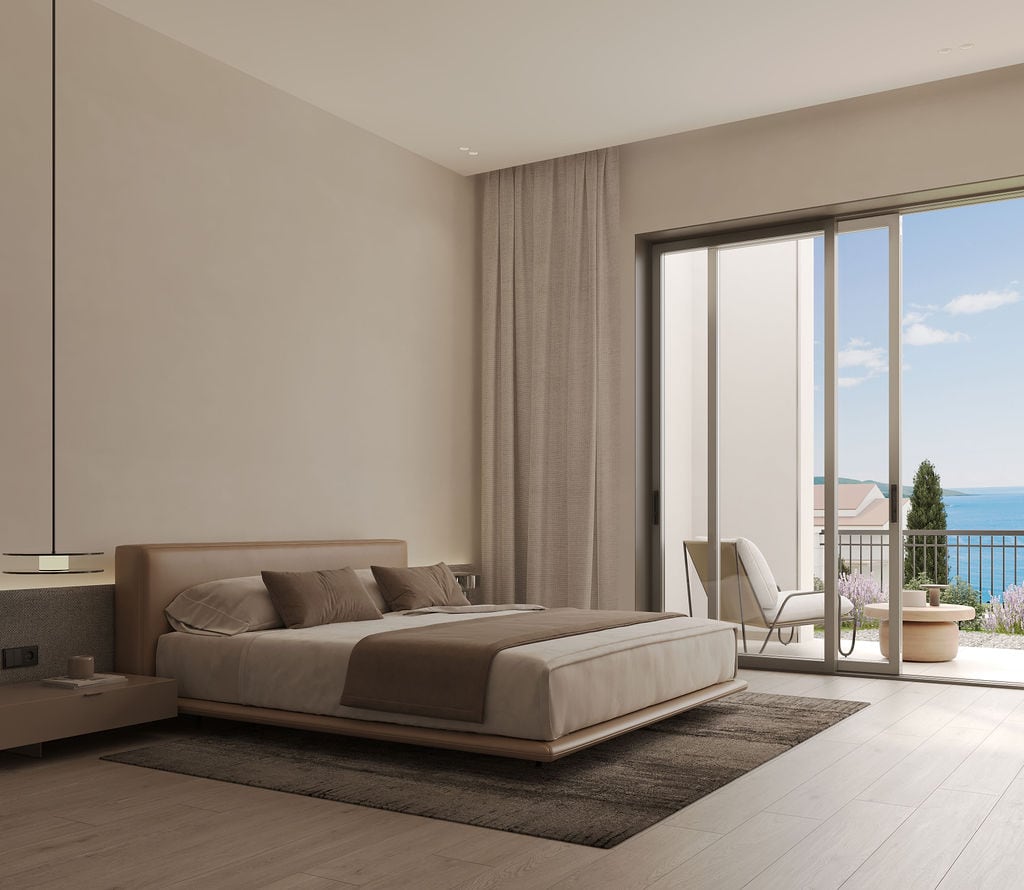 Modernes Schlafzimmer in der Wohnanlage Luštica, Montenegro: Doppelbett, Panoramafenster und Terrasse mit Meerblick.