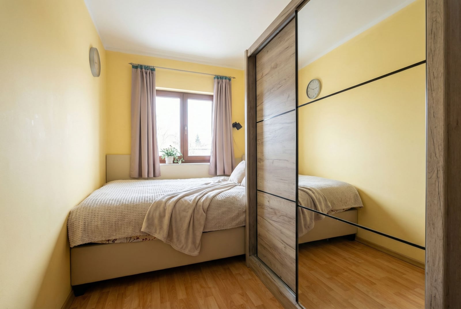 Bedroom with a bed and a large mirrored wardrobe in an apartment in Igalo, Montenegro