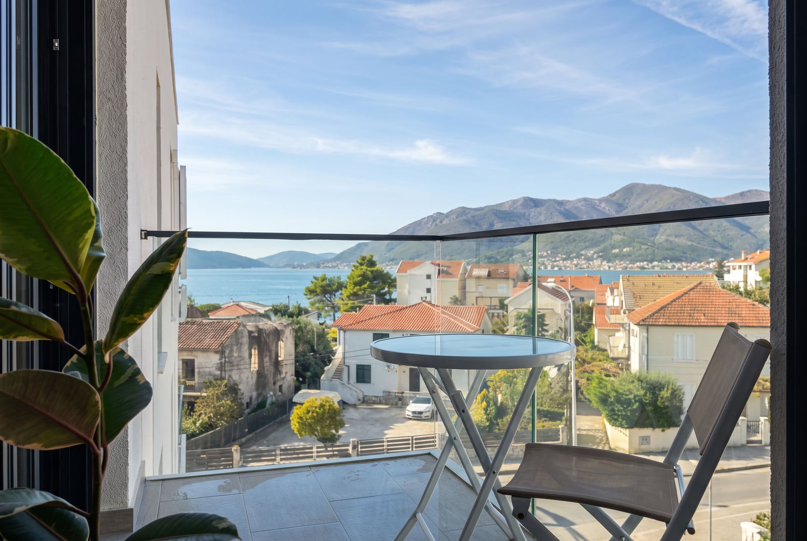 Balkon stana u Tivtu, Crna Gora, sa nameštajem i panoramskim pogledom na more i planine