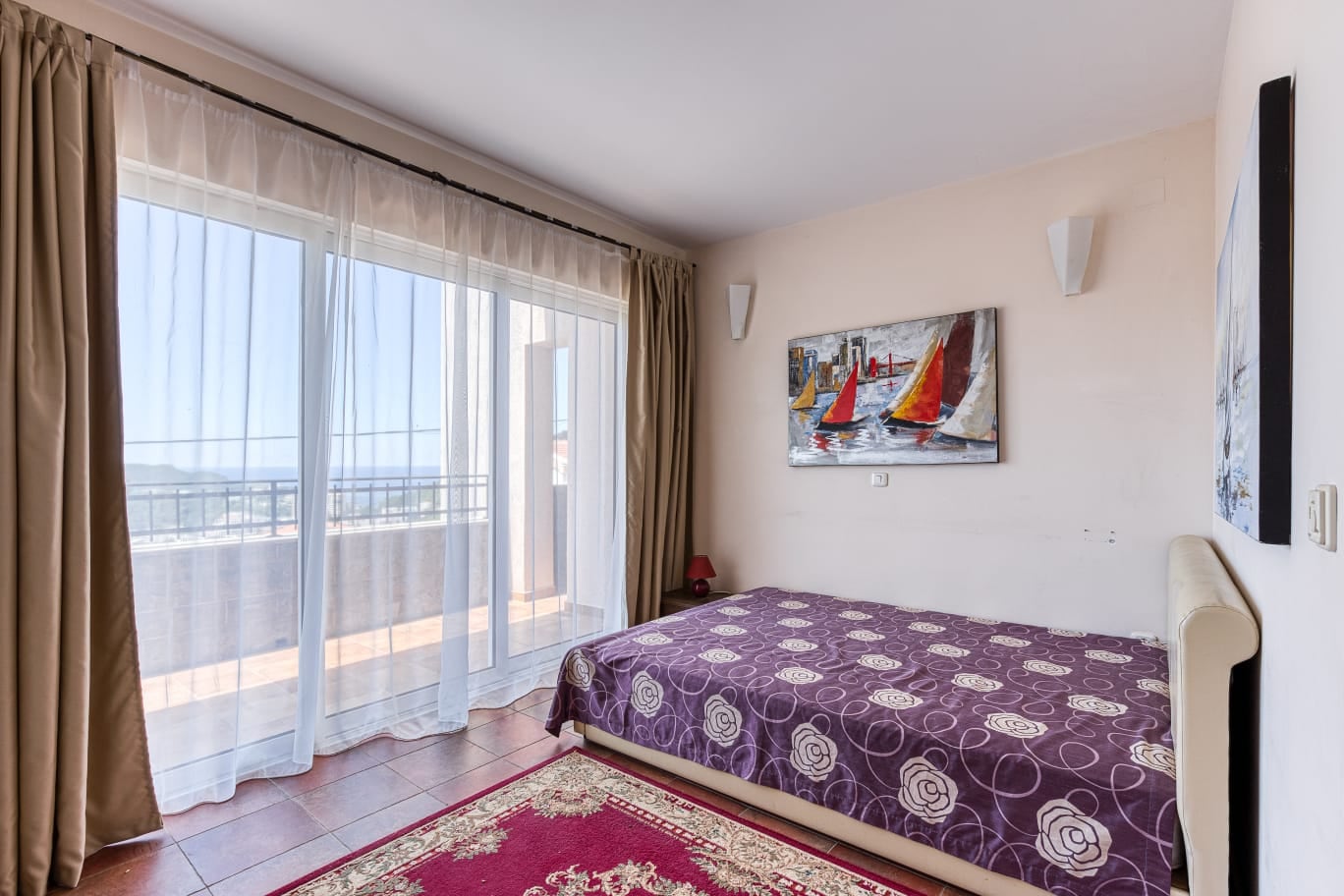 Chambre avec lit double et accès à une terrasse avec vue sur la mer dans une villa, Bečići, Monténégro.