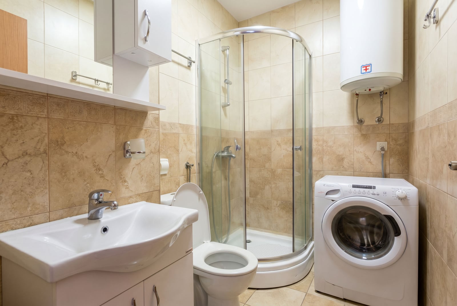 Budva, Karadağ'daki dairede banyo: duş kabini, çamaşır makinesi, boyler ve fayans kaplama.