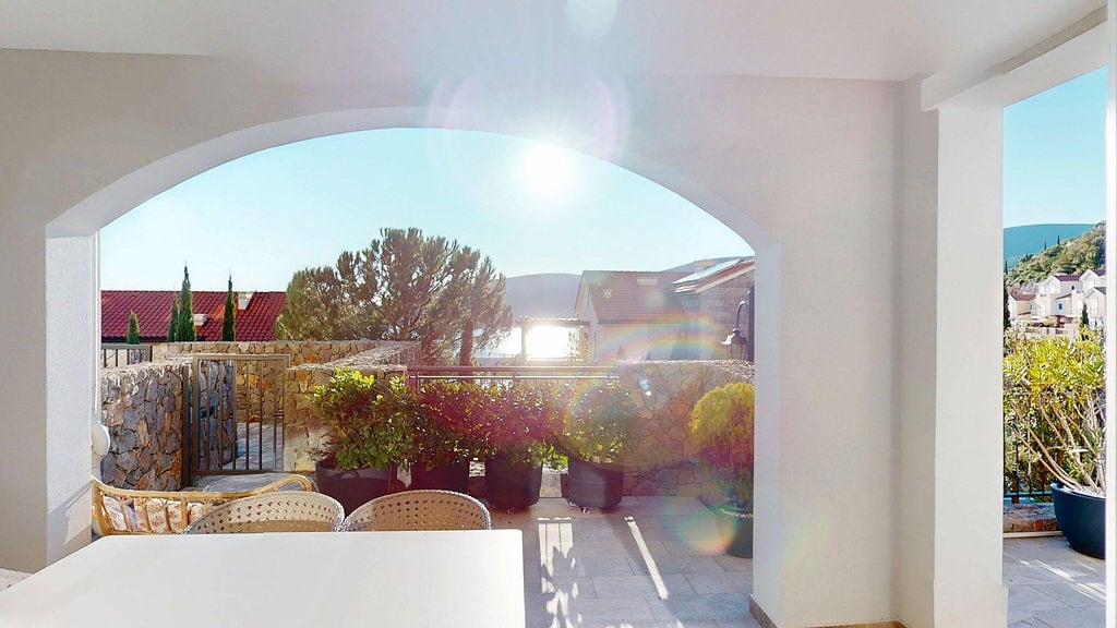 Gemütliche Terrasse mit Korbstühlen und Meerblick in der Wohnanlage, Luštica, Montenegro.