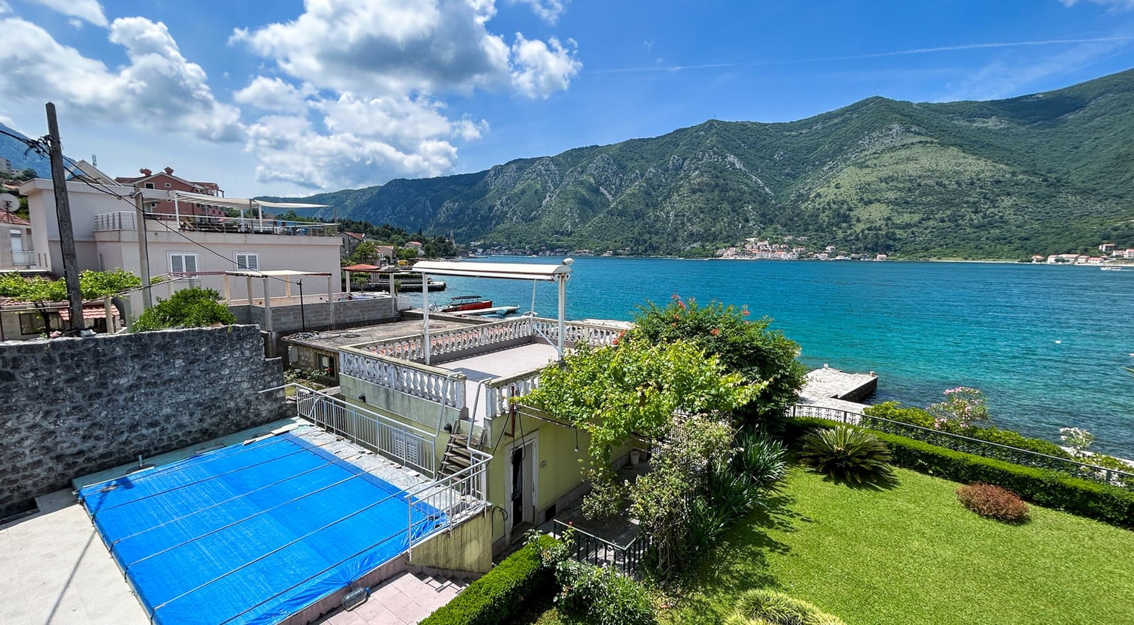 Villa in Dobrota, Montenegro: Meerblick, privater Pool, Terrasse und gepflegter Garten in erster Meereslinie an der Bucht von Kotor.