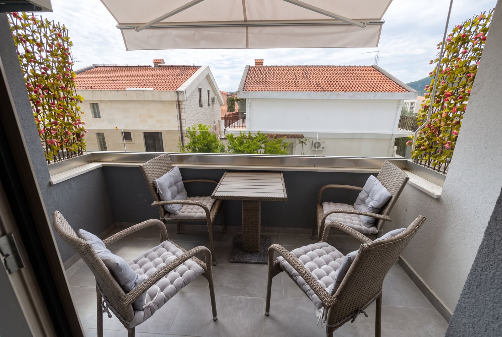 Nameštajen balkon sa ratan stolom i stolicama u stanu u Bečićima, Crna Gora