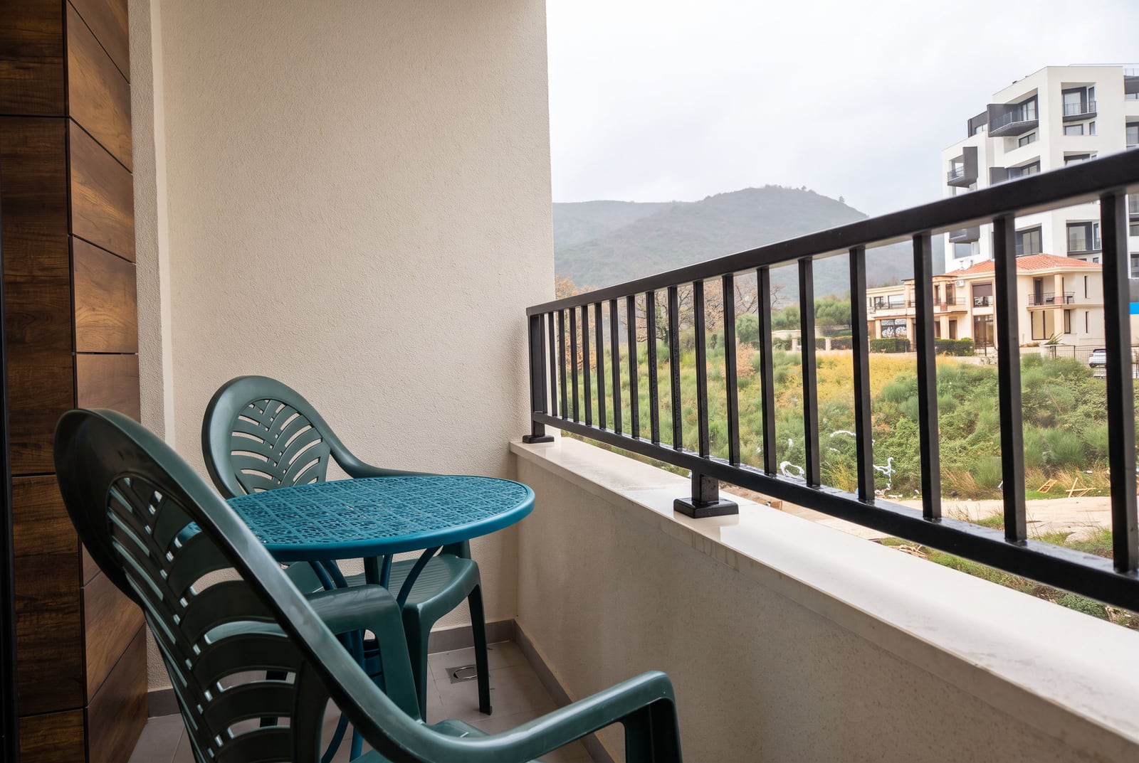 Balkon sa plastičnim nameštajem i pogledom na planine u stanu u Bečićima, Crna Gora