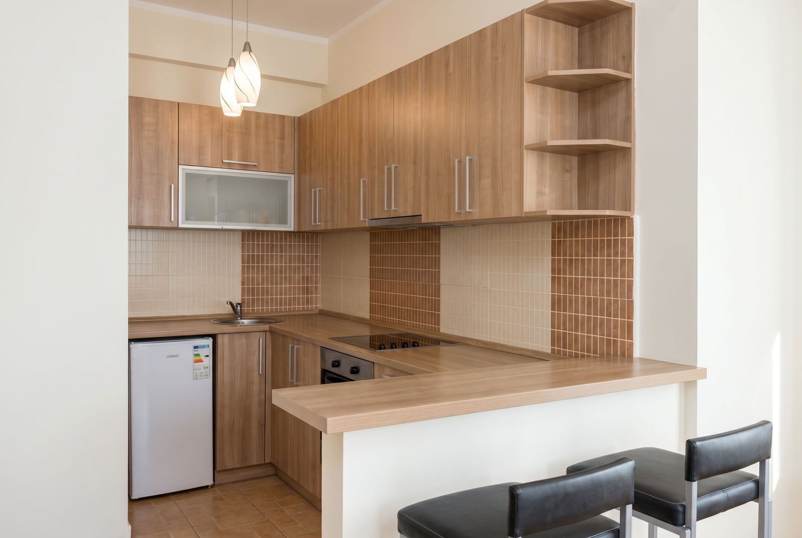 Karadağ, Budva'da ahşap kapaklı ve bar tezgahlı modern mutfak.