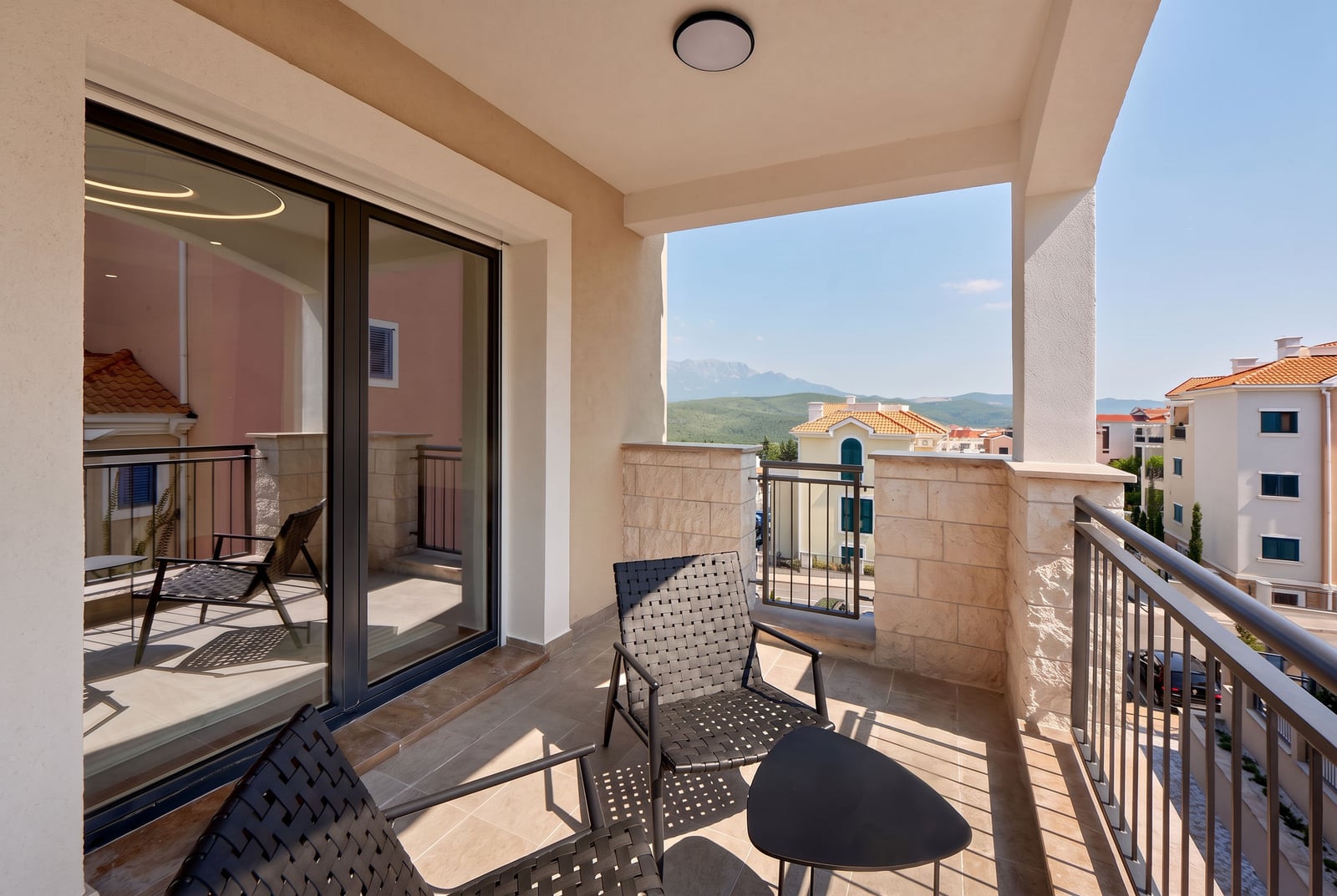 Geräumiger Balkon mit Möbeln und Panoramablick auf die Berge in einer Wohnung in Luštica, Montenegro