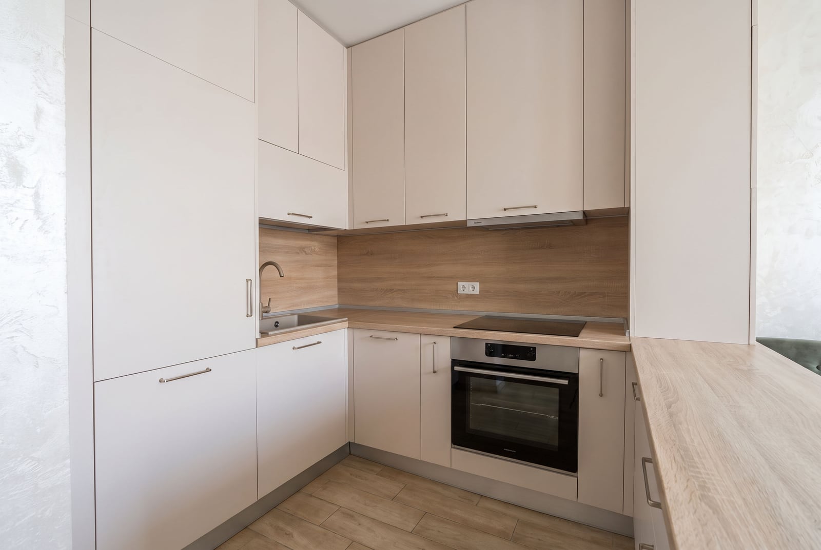 Moderna bež kuhinja sa nameštajem i opremom u stanu u Budvi, Crna Gora