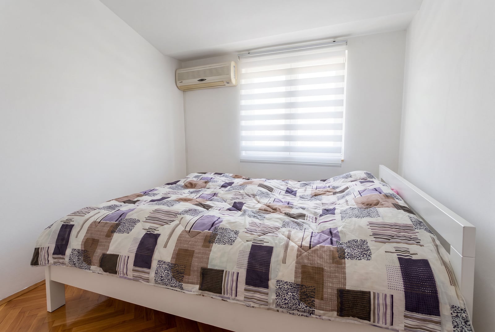 Bright bedroom with a double bed and air conditioning in an apartment in Igalo, Montenegro