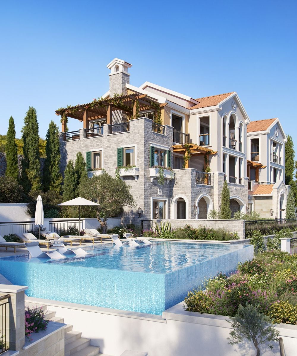 Exklusive Villa mit Pool und Terrasse im Wohnkomplex Luštica, Montenegro: Blick auf die Fassade und den Erholungsbereich.