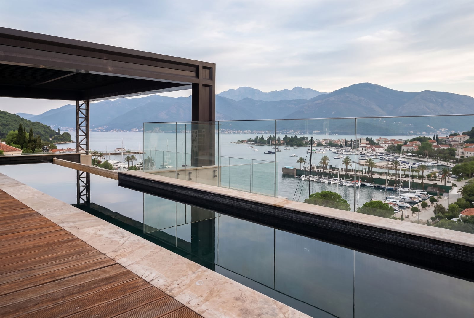 Бассейн — Porto Montenegro в Тиват