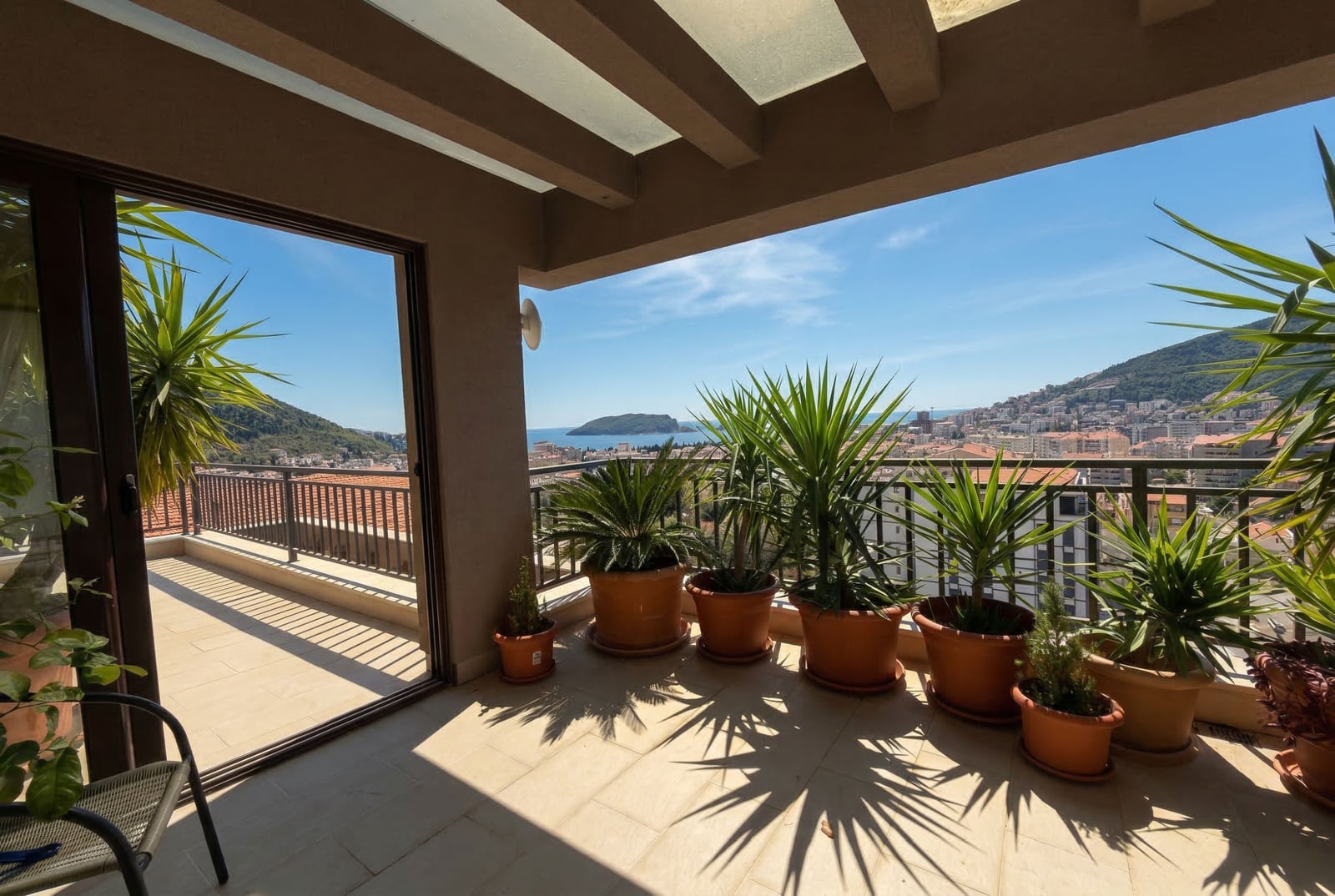 Prostrana terasa s pogledom na more i Budvu, Crna Gora: panoramski balkon sa biljkama i nadstrešnicom u stanu br. 2588.