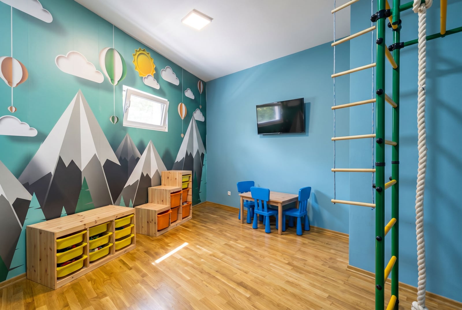 Kinderzimmer mit Spielbereich, Sprossenwand und thematischer Tapete in einer Wohnung in Bečići, Montenegro.
