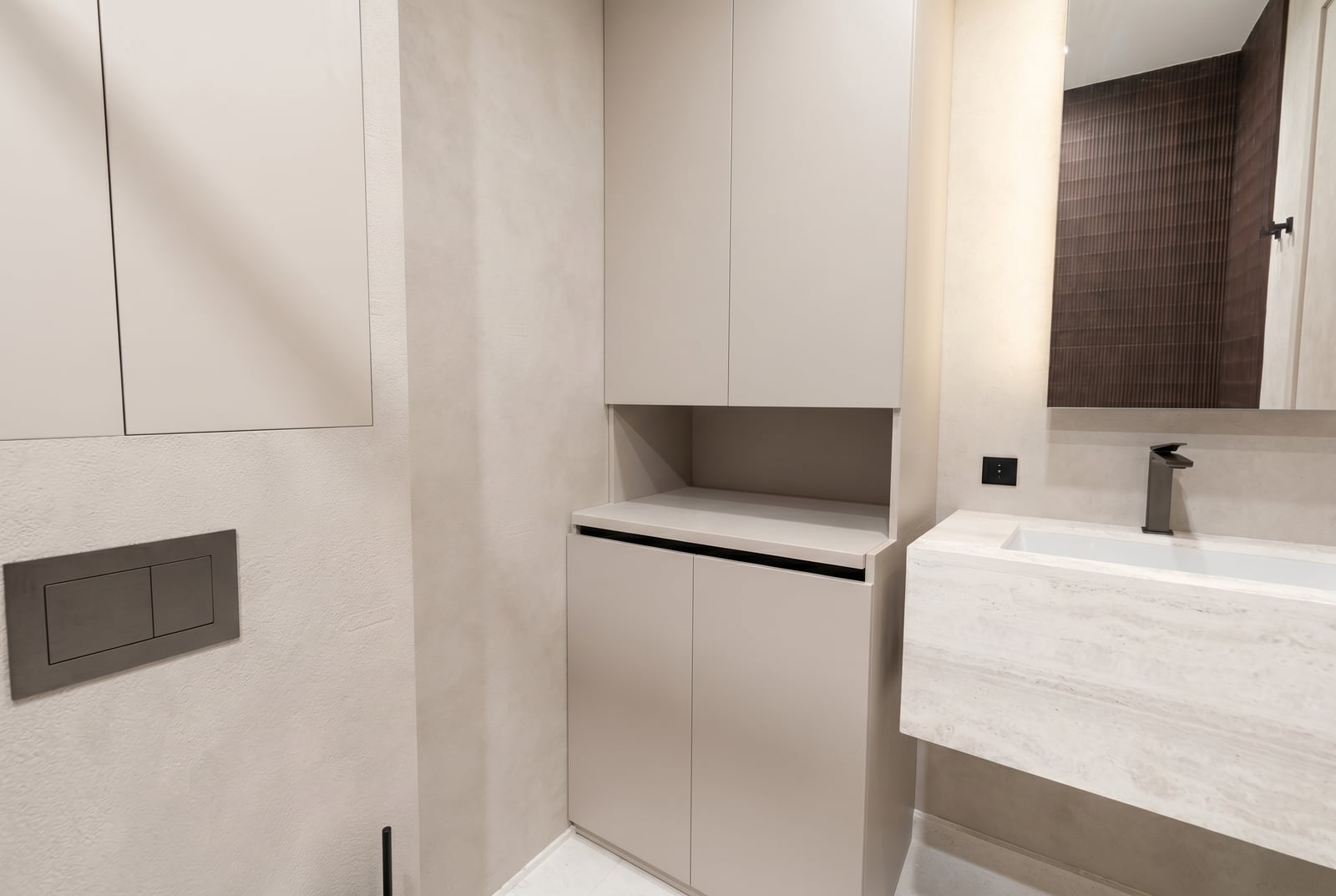 Modernes Badezimmer in einer Wohnung in Tivat, Montenegro: Steinwaschbecken, Einbauschrank und stilvolle Ausstattung.