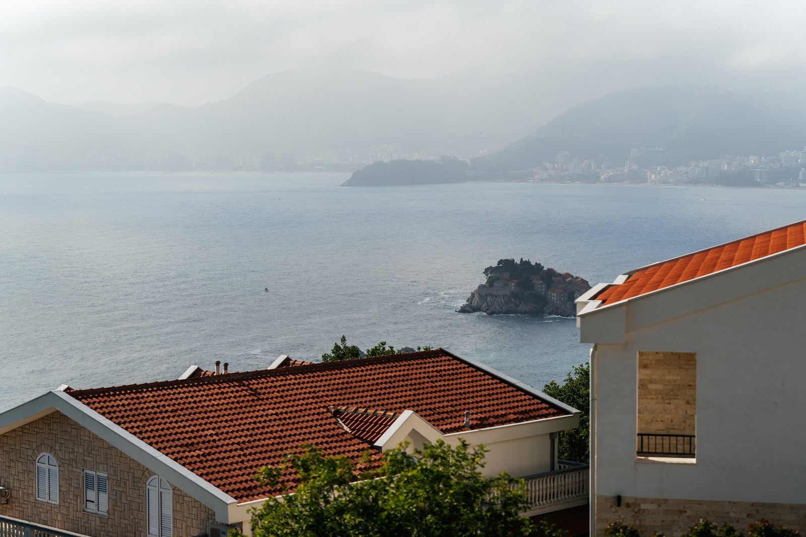 Panoramski pogled na more i ostrvo Sveti-Stefan sa terase vile u Blizikuči, Crna Gora