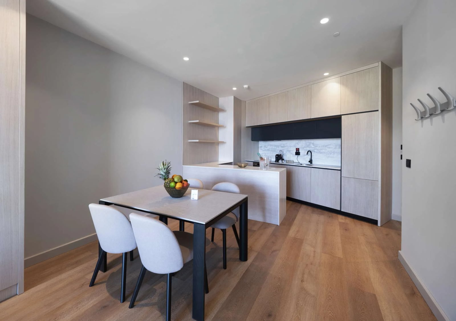 Moderna kuhinja-dnevna soba sa trpezarijskom zonom u apartmanu u Bečićima, Crna Gora