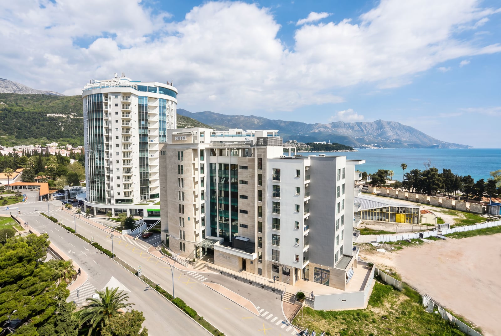 Moderner Wohnkomplex und Hotel in Budva, Montenegro, mit Blick auf das Meer und die Berge