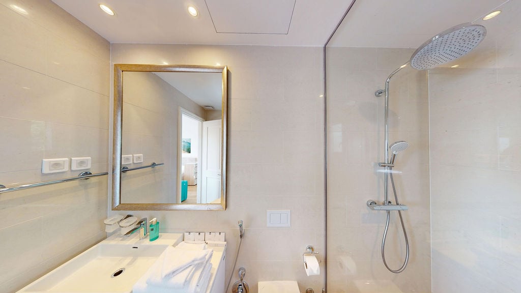 Modern banyo, duşakabin ve aynalı daire, Luštica, Karadağ.