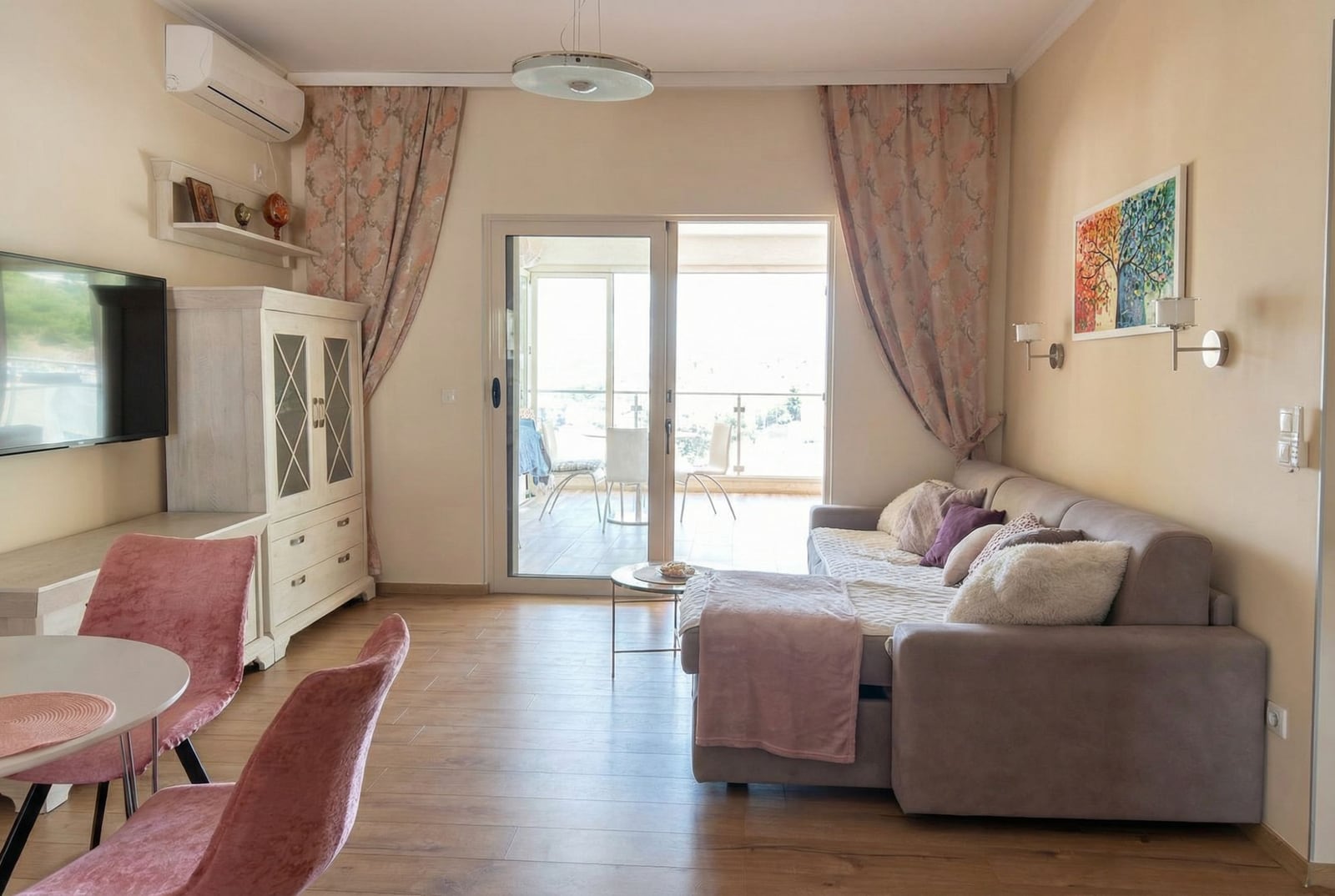 Udoban dnevni boravak sa mekom sofom i izlazom na terasu u stanu u Pržnu, Crna Gora. Svetao enterijer sa nameštajem.